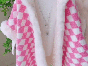 💖 Paris Cozy Luxe Fur-Trimmed Winter Cape – Pink Diamond Charm Edition 💖