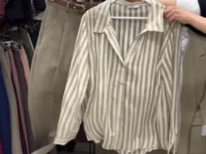 🤍 This striped shirt and neutral pants combo is a total win for the new season wardrobe – classic, clean, and endlessly versatile.
