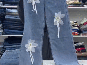 👖💙 Women’s Blue Wide-Leg Denim Jeans with White Floral Appliques – Bold, Chic & Feminine