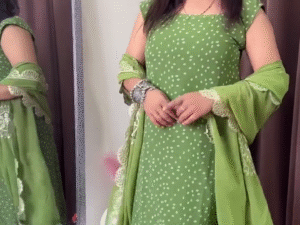 Parrot Green Georgette Bandhani Kurta Set – Sparkling Mirror Work & Pearl Embroidery Elegance ✨