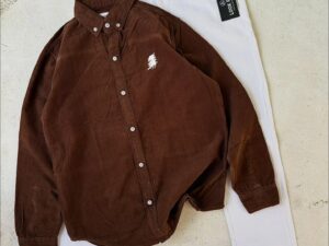 ffortless Earthy Elegance: Brown Corduroy Shirt with Crisp White Pants 🤎🤍