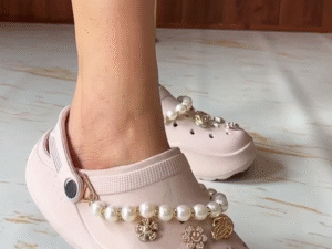 Soft & Stylish: Crocs Clogs in Pretty Pastel Shades 🌸🩴✨